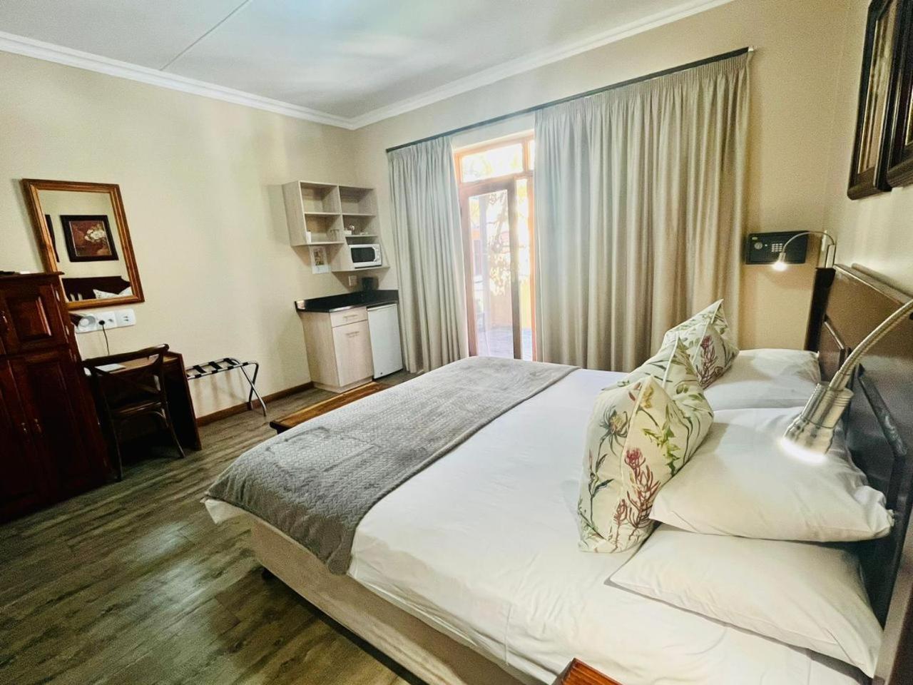 17 On Bird Guest House Beaufort West Exteriér fotografie